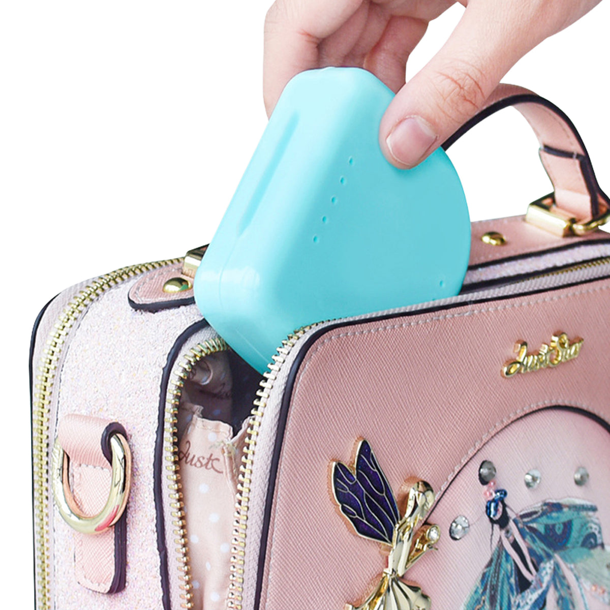 Retainer box portable carry in bag scene